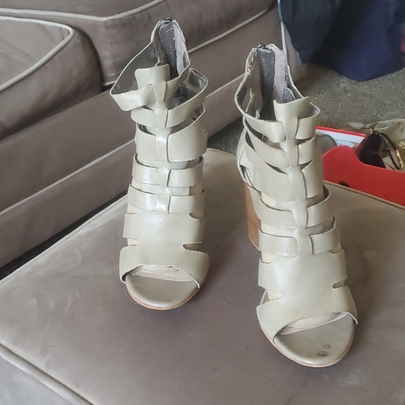 Shoes - Picture 2 of 7